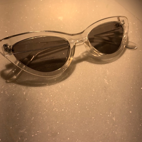 URBAN OUTFITTERS RETRO CLEAR CAT EYE SUNGLASSES - Picture 1 of 4